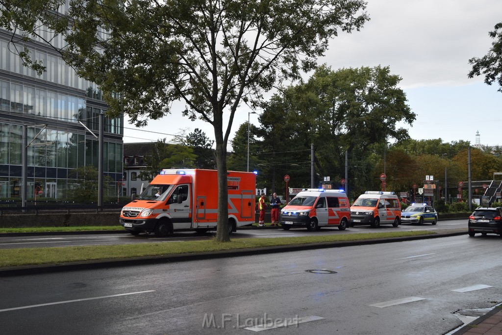 Einsatz BF RTW und 2 NEF Koeln Deutz Deutzer Freiheit P05.JPG - Miklos Laubert